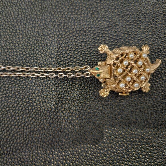 TURTLE PENDANT WITH PEARLS & GREEN STONE EYES, ENDURA ROMAN NUMERAL WATCH & PIN - Picture 6 of 16